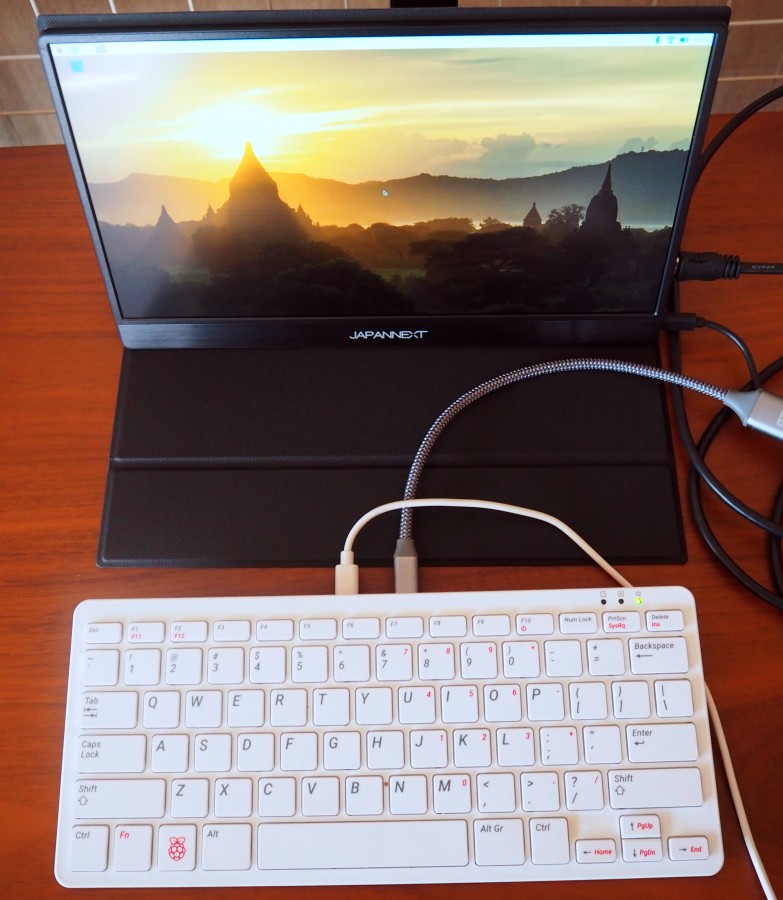Raspberry Pi 400とモバイルモニター