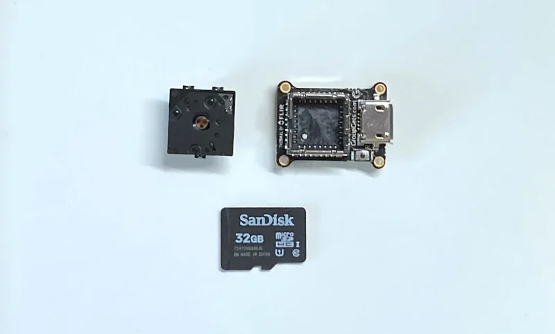 Lepton3.5とPureThermal2のサイズをmicroSDカードで比較した画像