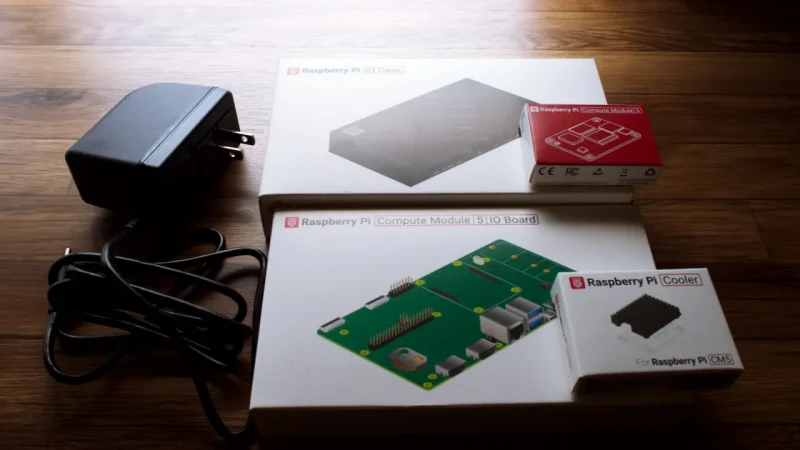 RPi CM5 I/Oボードと専用ケースはミニPCみたいな外観